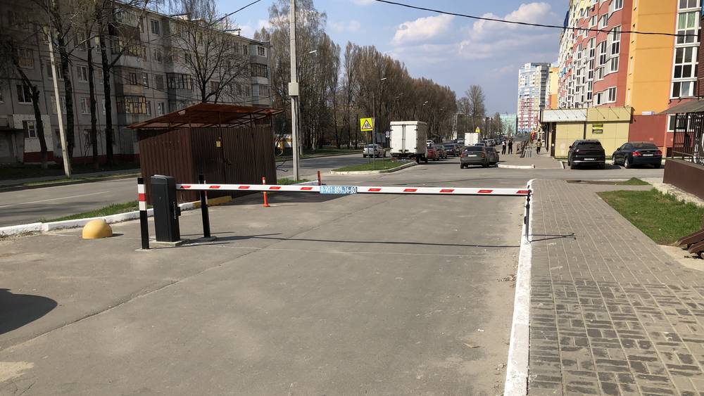 Брянская прокуратура признала законным перекрытие дороги шлагбаумами на улице Горбатова