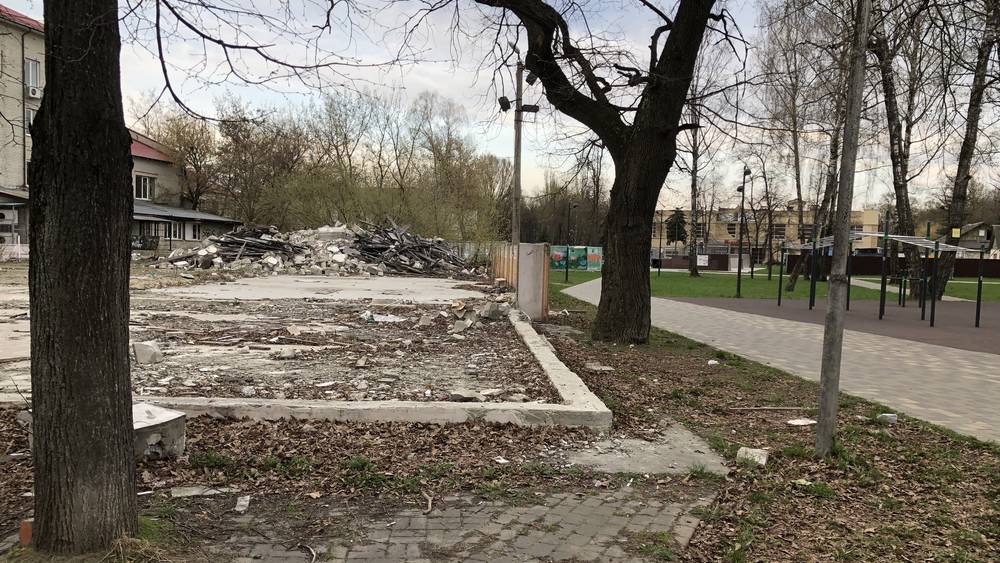 В Майском парке в Брянске до сих пор не убрали обломки кафе «Гранат» Коломейцева