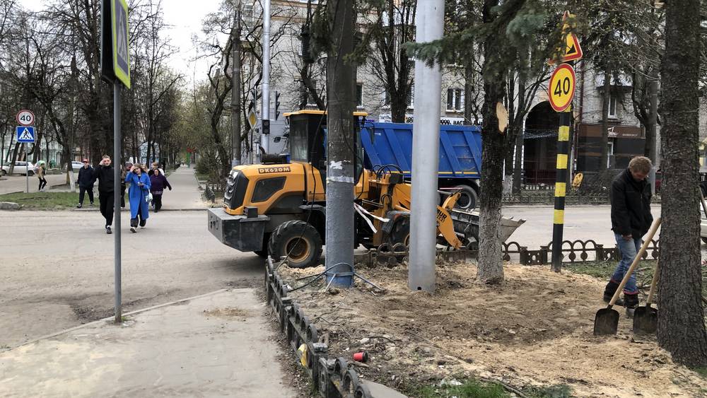 В Брянске при ремонте на улице Куйбышева уничтожили деревья и установили столбы