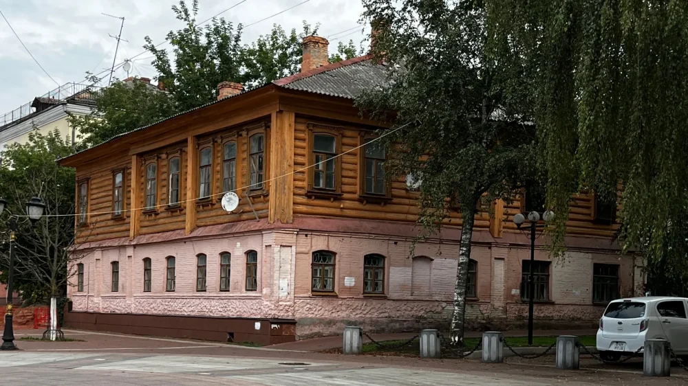 В Брянске на бульваре Гагарина выставлен на торги построенный в XIX веке дом 26