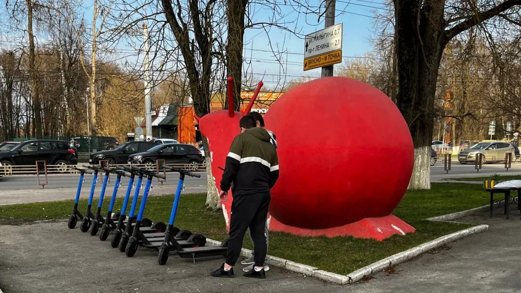 На улицах Брянска появились первые кикшеринговые электросамокаты