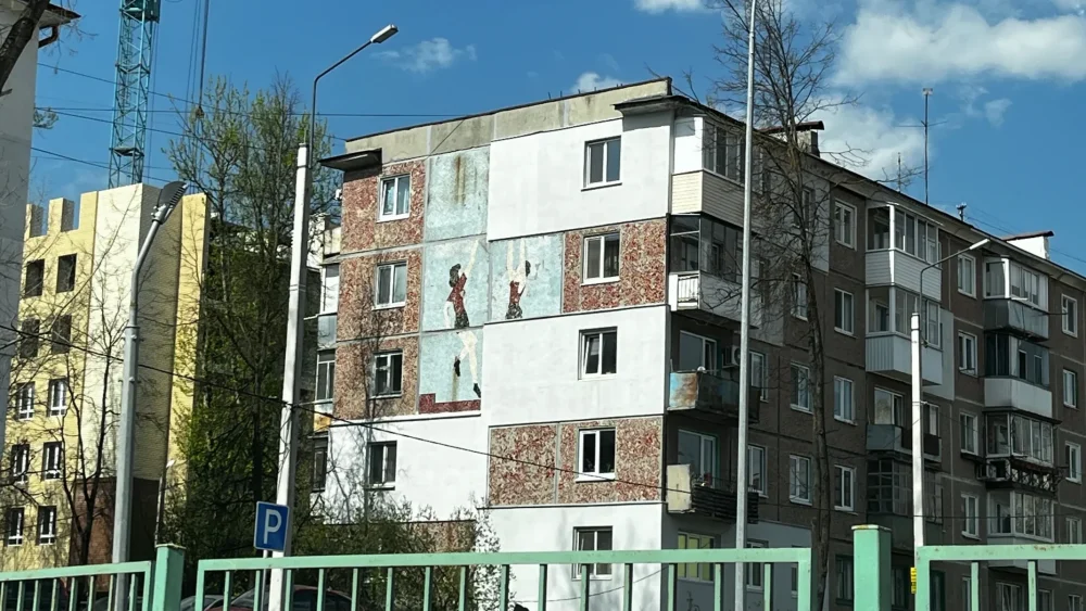 Замерзающие жители Брянска замуровали двух девушек-баскетболисток в бетон