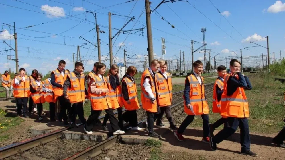 Железнодорожники провели в депо урок безопасности для брянских школьников