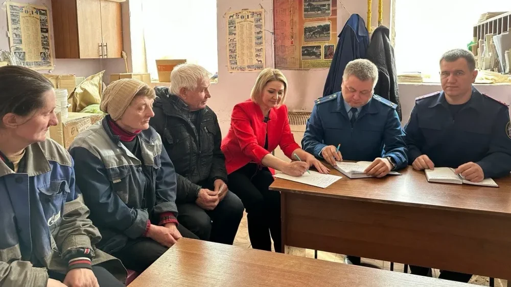 В Брянской области прокурор и глава следственного отдела пришли с кодексом на конезавод