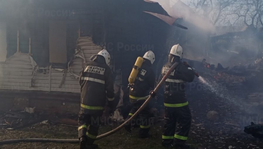 В Карачевском районе возбуждено уголовное дело о гибели троих детей в сгоревшем доме