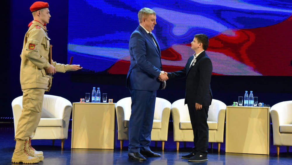 Брянский губернатор Богомаз вручил медаль «За отвагу» юному герою Федору Симоненко