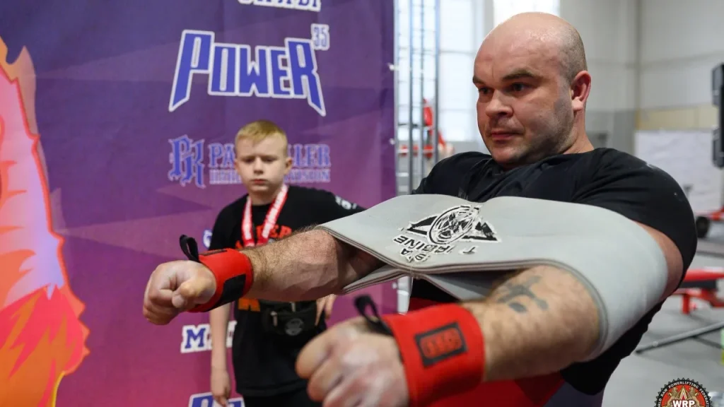 Брянский силач Сергей Белохонов выжал 380 кг и установил мировой рекорд