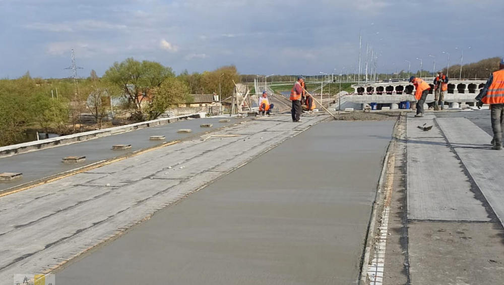 В Брянске на строящемся Славянском мосту продолжили укладку защитного слоя и гидроизоляции