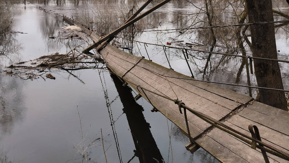 Паводок очень сильно повредил подвесные мосты в Хотылево и Сельцо