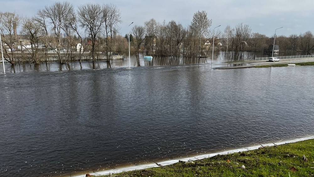 В Брянске затопило съезды с новой дороги к строящемуся на набережной Славянскому мосту