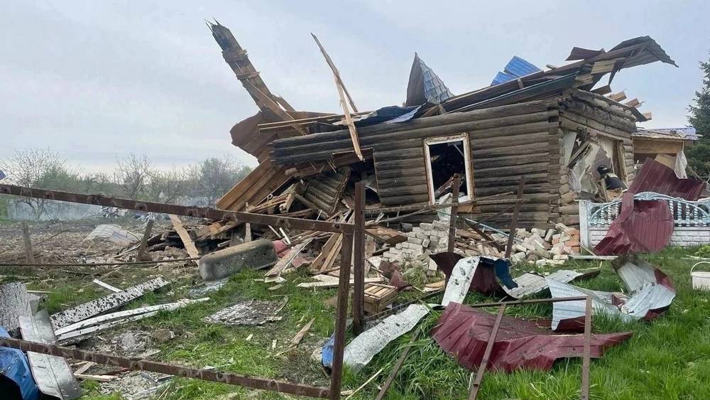 Появились снимки разрушенных во время ночного обстрела домов в брянском поселке Суземка