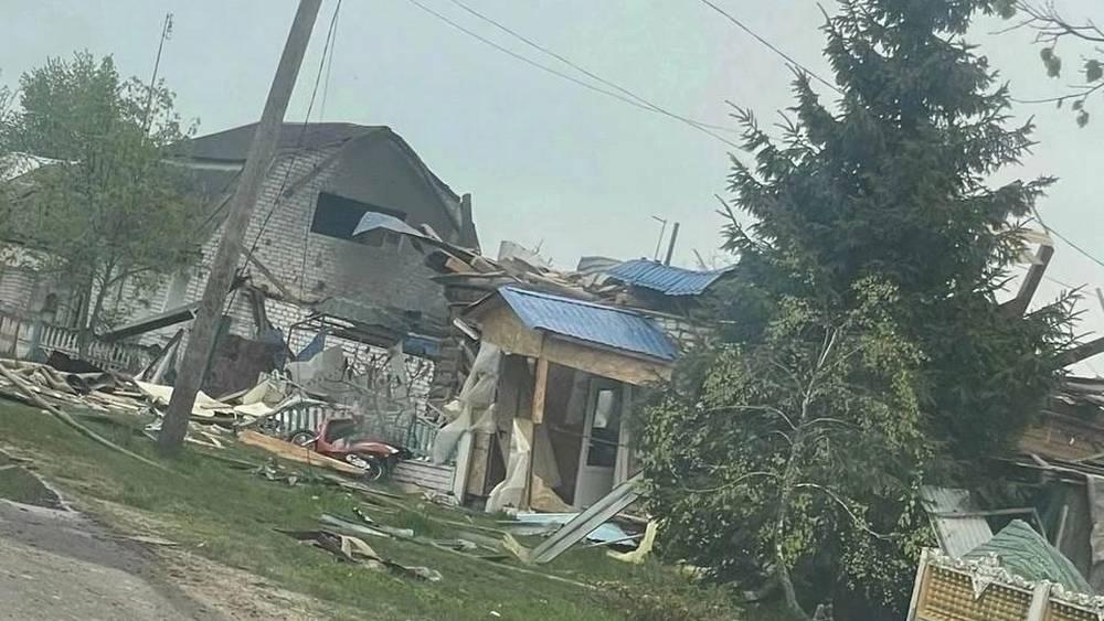 Появились снимки разрушенных во время ночного обстрела домов в брянском поселке Суземка