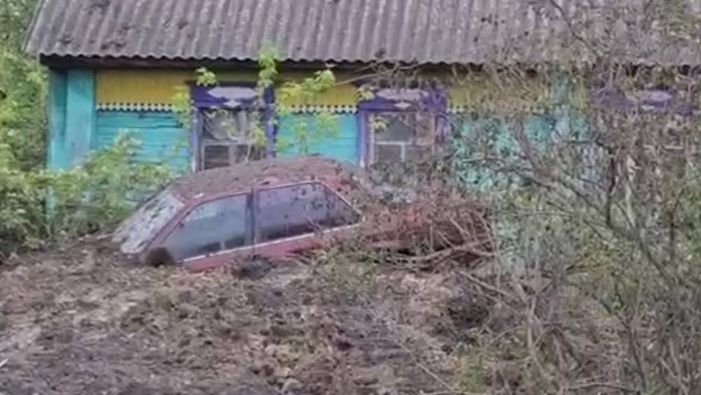 Землей засыпало автомобиль во время обстрела со стороны Украины брянского поселка Суземка