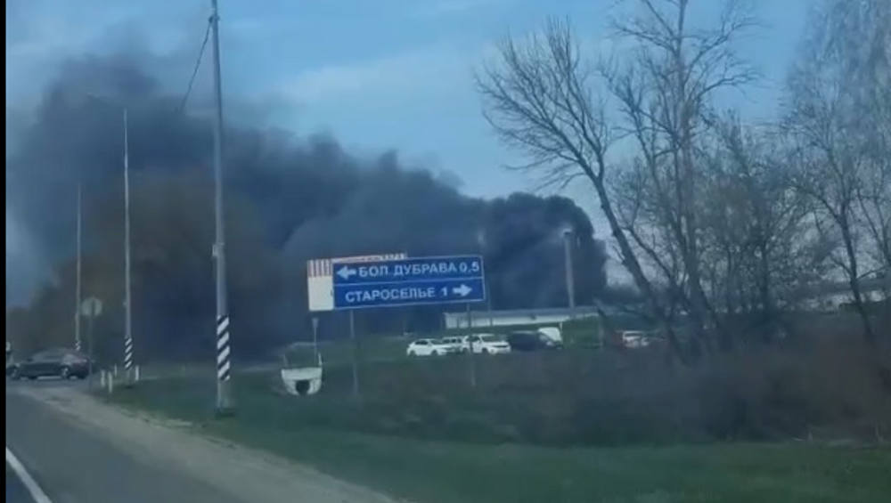 Под Брянском рядом с поворотом на Староселье произошел крупный пожар