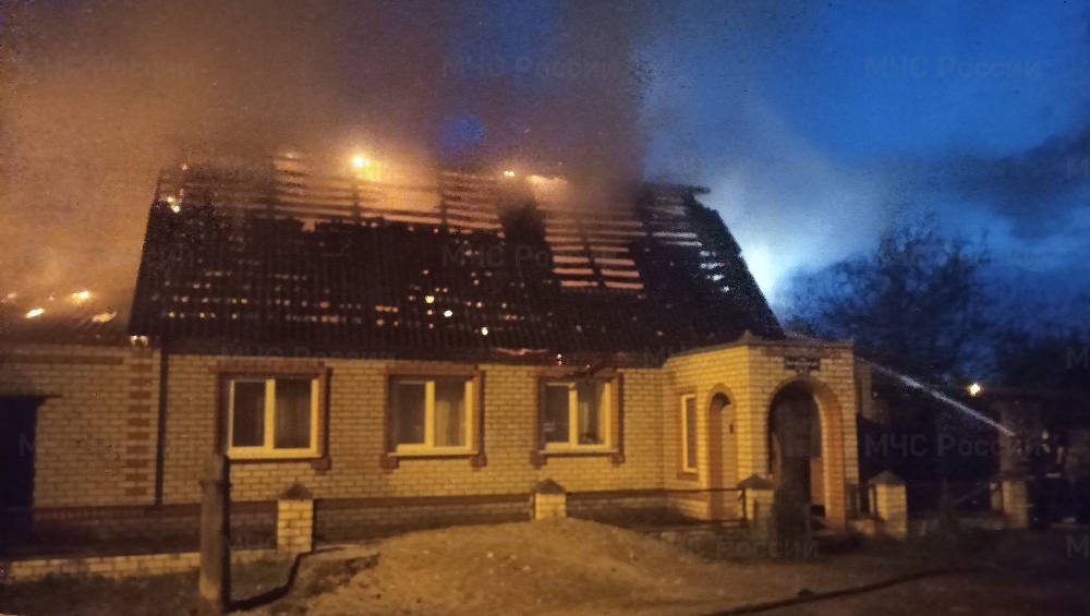 В Брянске загорелся частный жилой дом на улице Космонавтов