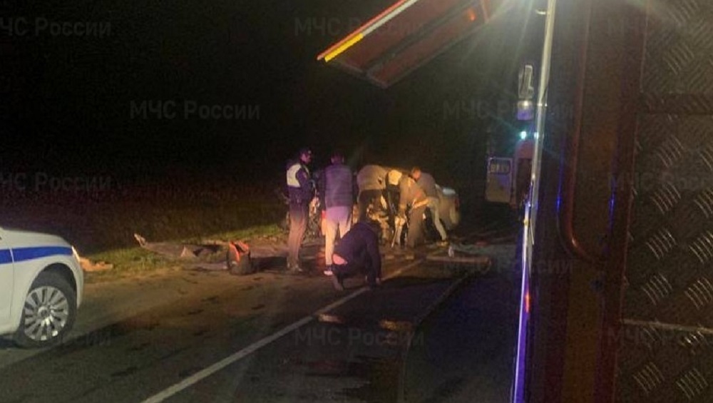 Под Унечей  Брянской области в ДТП с легковушкой и грузовиком погиб 34-летний мужчина