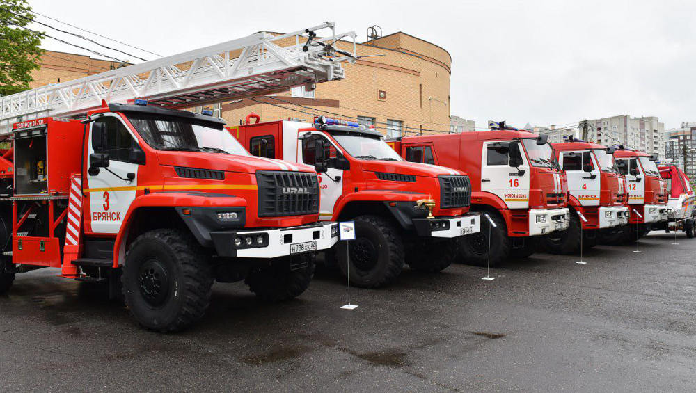 Брянский губернатор Богомаз вручил пожарным ключи от новой техники