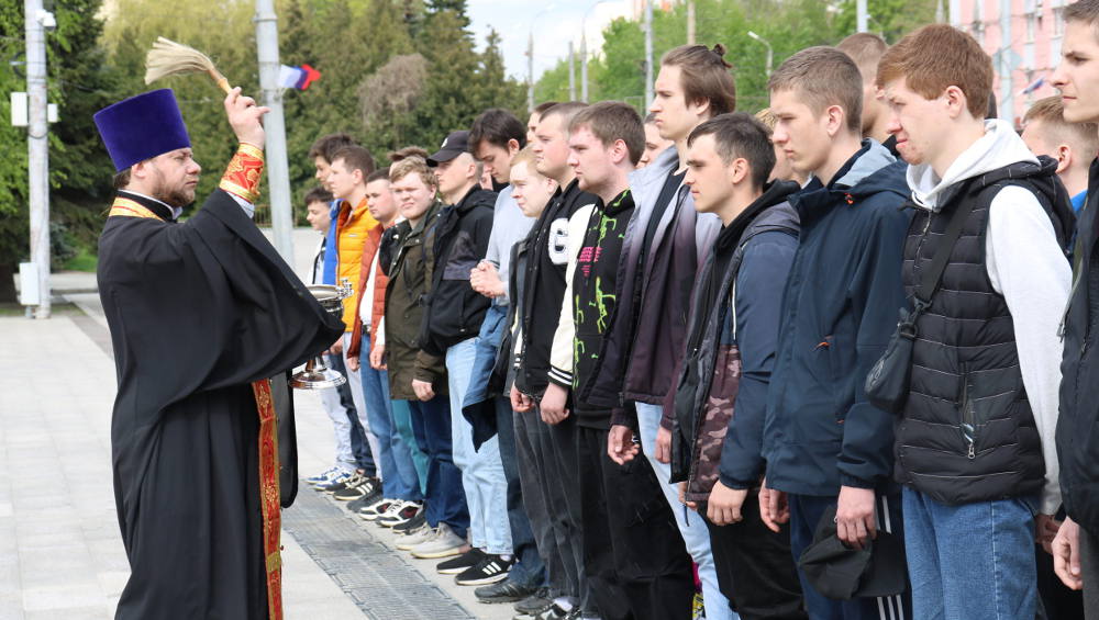 В Брянске более 50 новобранцев собрались на площади Партизан в честь Дня призывника