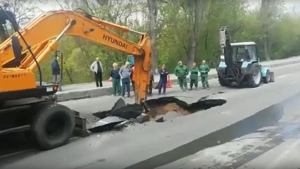 В Брянске из-за провала дороги на улице Урицкого изменили маршруты автобусов