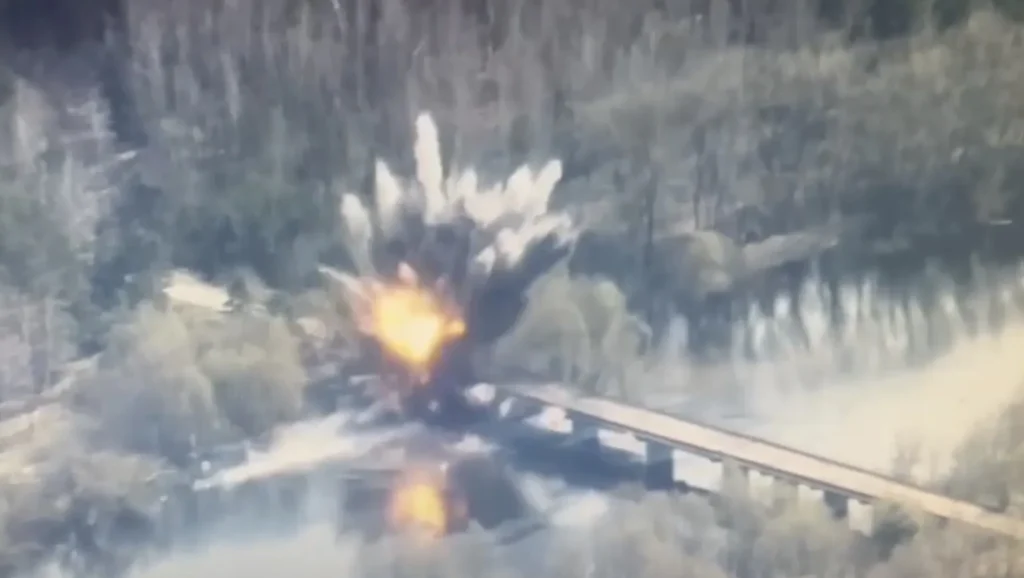 Российский Су-34 уничтожил мост, по которому диверсанты ВСУ попали в Брянскую область