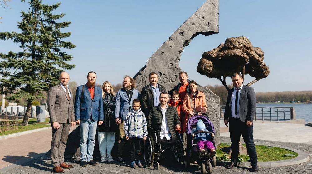 Участники брянского ансамбля «Бабкины внуки» внесли свой вклад в будущий памятник из монет