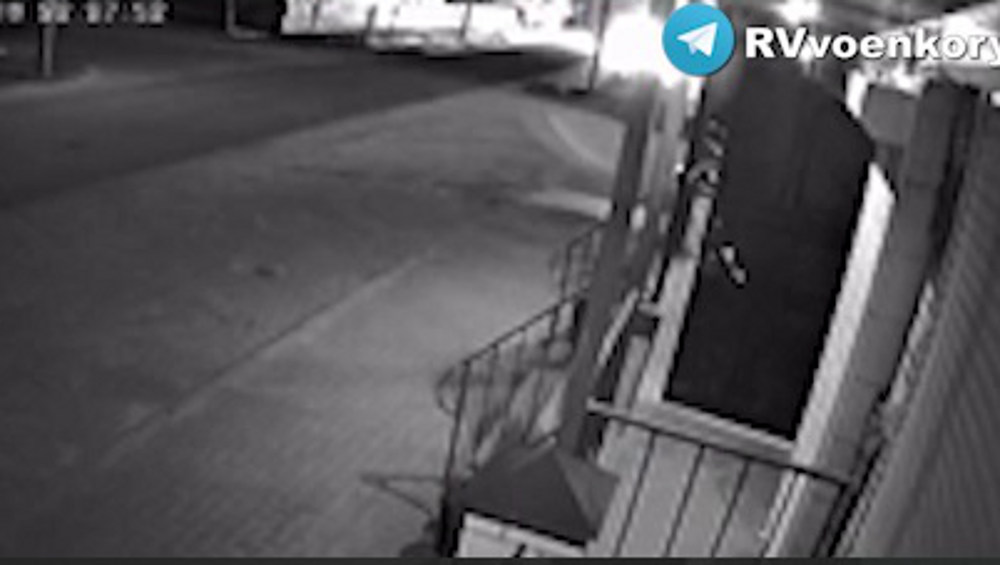 Взрыв после атаки украинского беспилотника на военкомат в Новозыбкове сняла видеокамера