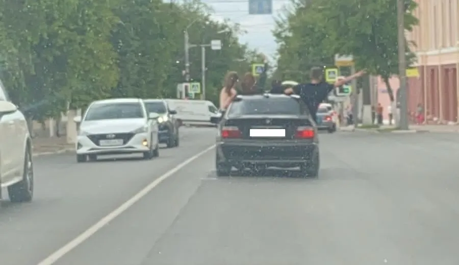 В Брянске полиция наказала водителя и вылезших из окон во время движения пассажиров