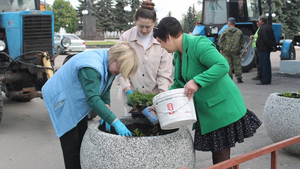 В Карачеве чиновники и работники культуры подарили городу цветочное убранство