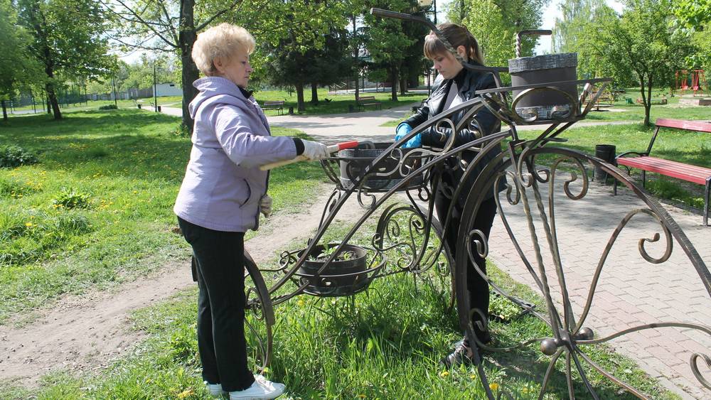 В Карачеве чиновники и работники культуры подарили городу цветочное убранство