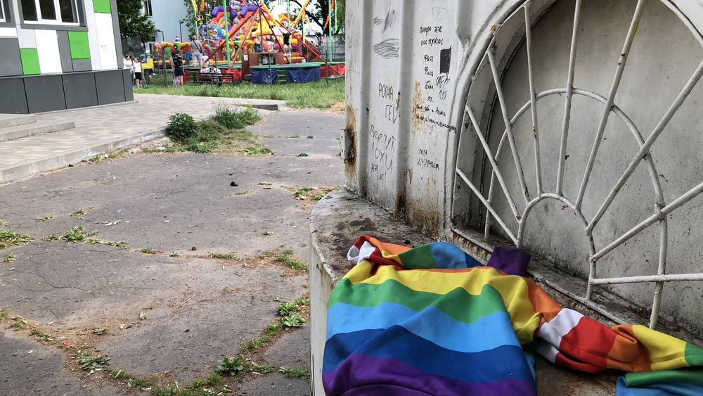 После свастики в Майском парке Брянска появились ЛГБТ-тряпки