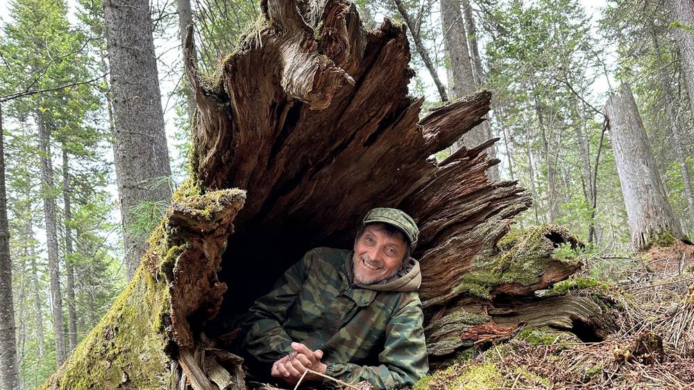 В заповедном Хамар-Дабане брянец Игорь Шпиленок нашел место ночлега в стволе дерева