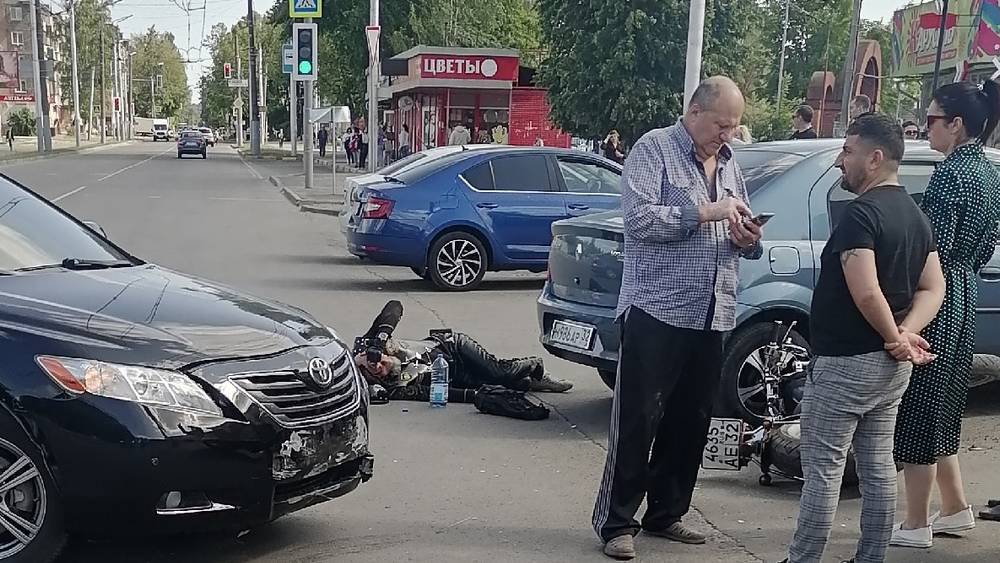 В Брянске на улице Пушкина 53-летний мотоциклист покалечился в ДТП с двумя автомобилями