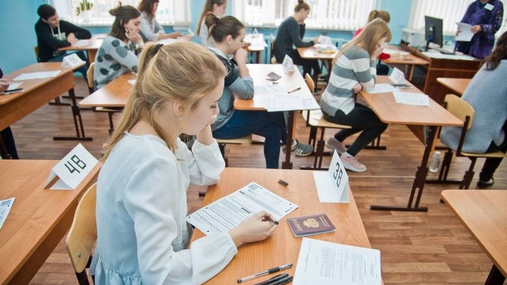 Выпускники школ Брянской области сдали первый обязательный экзамен