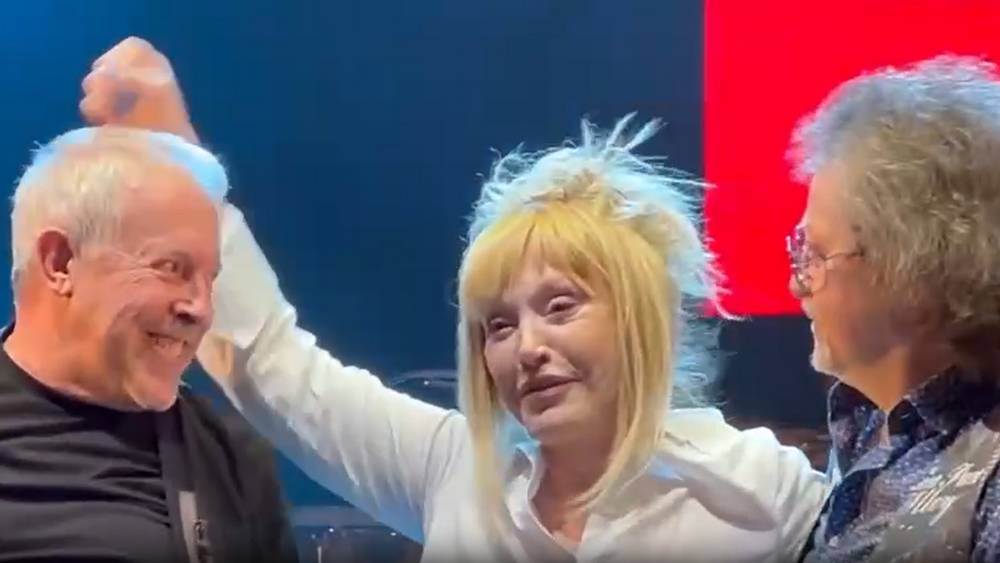 Неузнаваемая Алла Пугачева вышла на сцену во время концерта «Машины времени» в Израиле