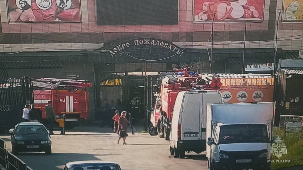 В Брянске в торговом павильоне на рынке Советского района произошел пожар