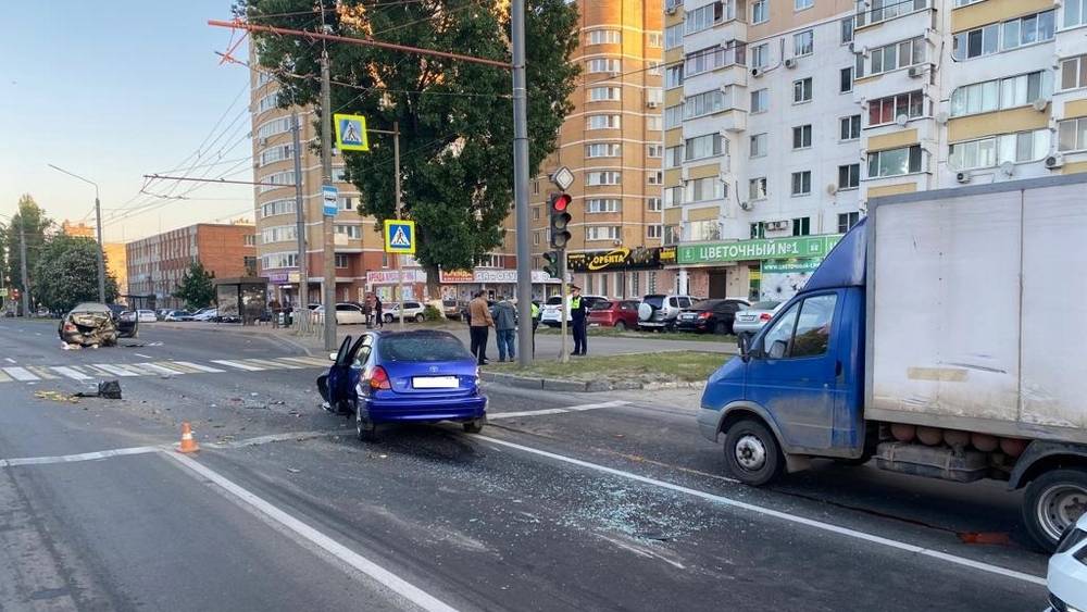 В Брянске пьяный водитель без прав в массовом ДТП покалечил 27-летнюю женщину и скрылся
