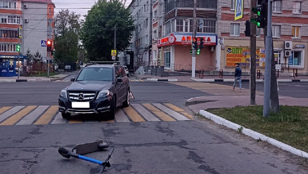 В Брянске на улице Дуки электросамокат с двумя 14-летними подростками попал под Mercedes