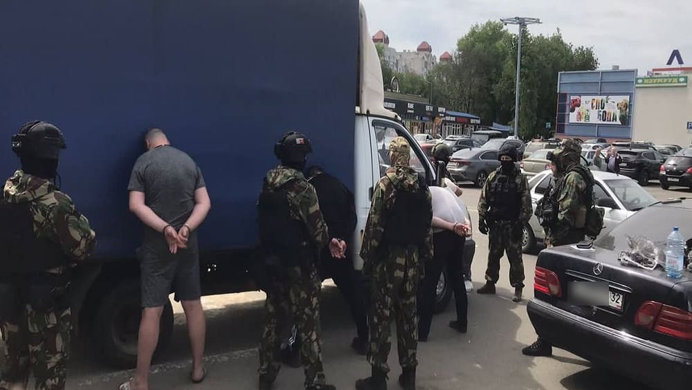 В Брянске полиция и ФСБ задержали шестерых участников банды за вымогательство 8 млн рублей