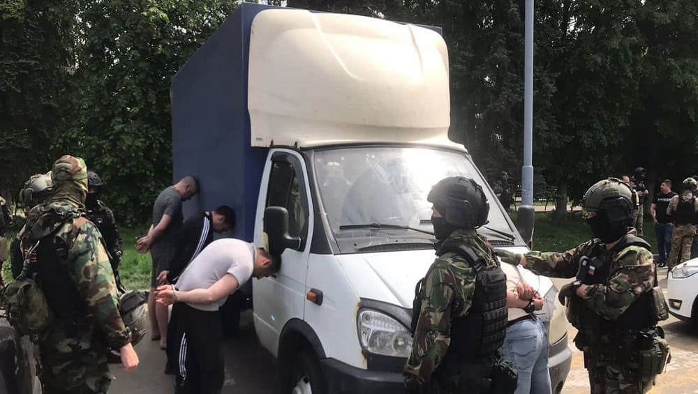 В Брянске задержали шестерых участников банды вымогателей 8 млн рублей у молодого мужчины