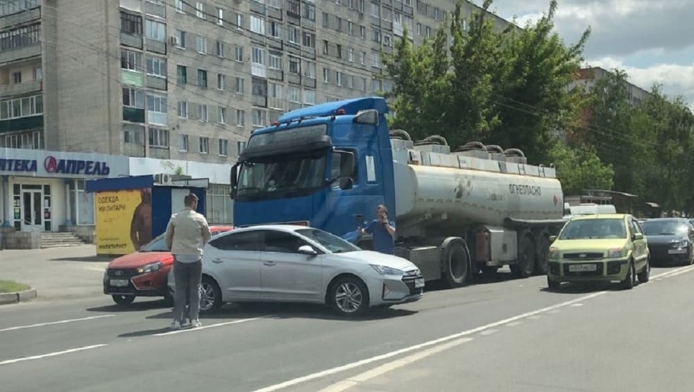 В Брянске на улице Красноармейской в легковушку врезался бензовоз