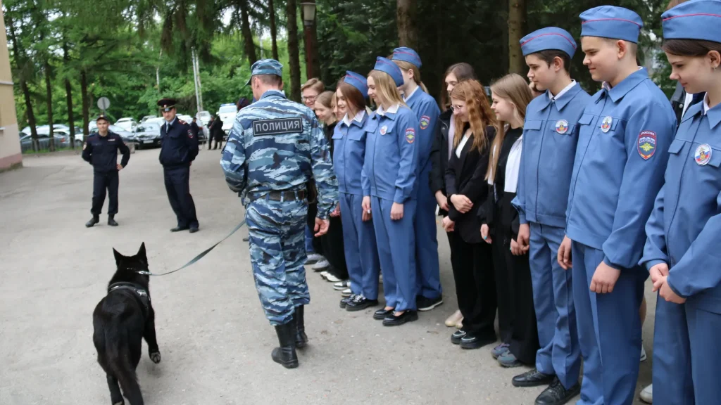 В Брянске полицейские рассказали подросткам о патрульно-постовой службе