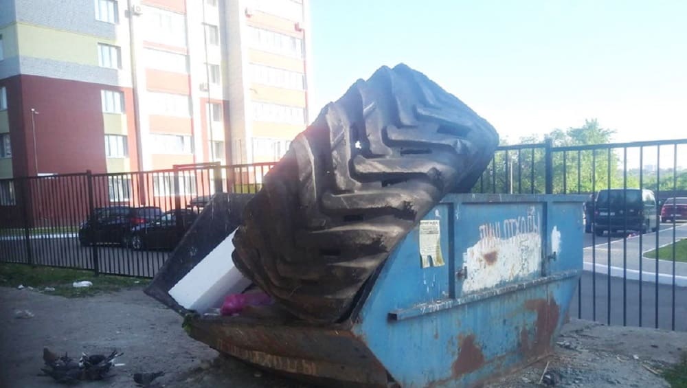 В Брянске неизвестный вредитель выбросил в мусорный контейнер огромную шину от грузовика