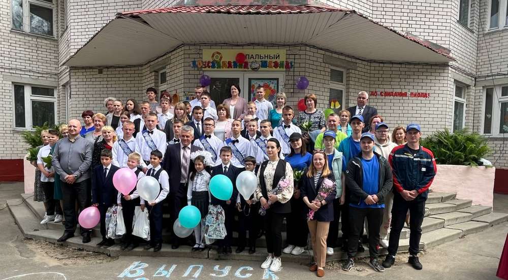 «Брянскэнерго» поздравило воспитанников Мглинской школы – интерната с днем Последнего звонка