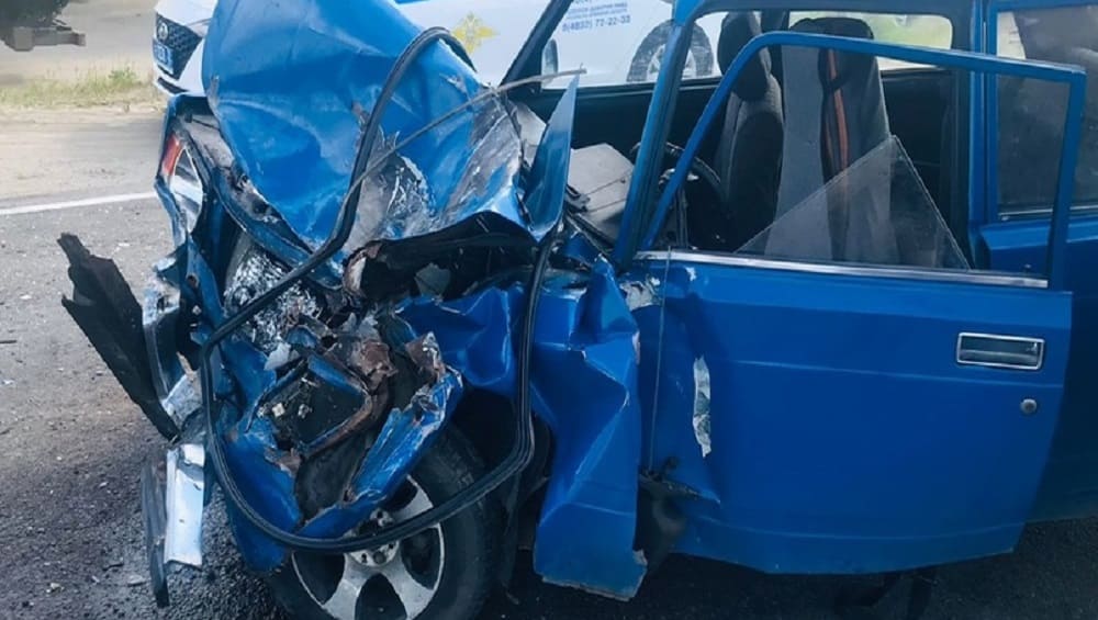 Под Брянском неопытная 33-летняя автомобилистка на автомобиле ВАЗ протаранила автобус