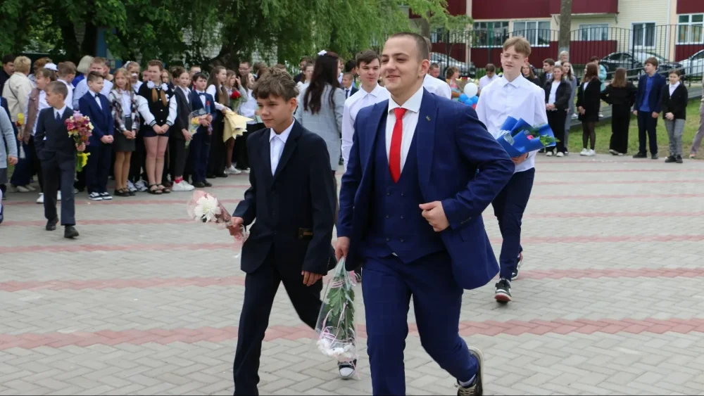 Валентин Суббот дал напутствия выпускникам Меленской школы на празднике «Последний звонок»
