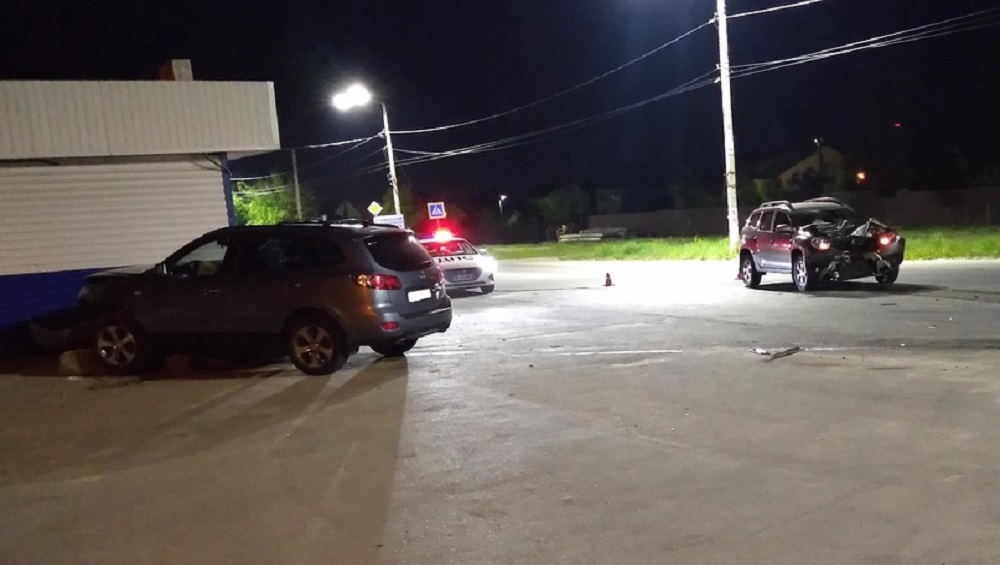 В брянских Чайковичах пьяный водитель Hyundai протаранил бетонный блок и покалечил женщину