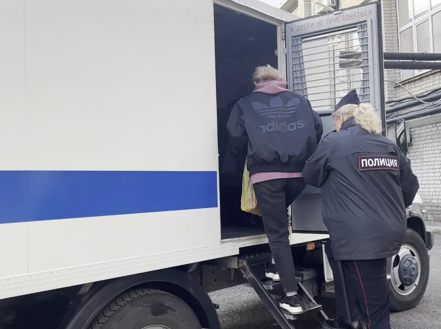 В Брянске арестовали бывшего начальника отдела закупок онкодиспансера за коррупцию