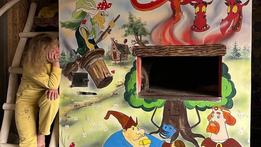 Художницы из Орла расписали сказочными персонажами русскую печь в банном комплексе Брянска