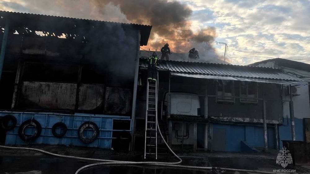 В Фокинском районе Брянска произошел пожар на складе площадью 170 квадратных метров