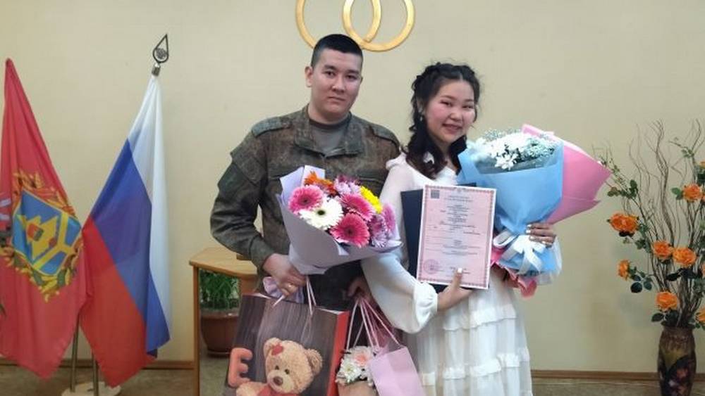 В Унече поженились военнослужащий и прилетевшая к нему возлюбленная из Магадана